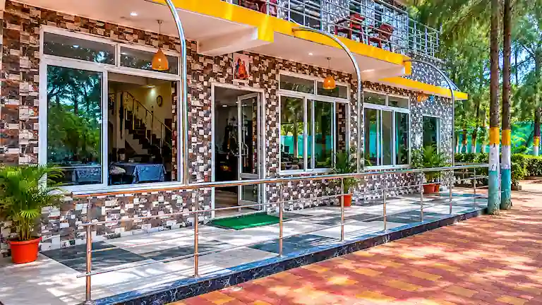Exterior view of Sagar Niralay guest house in Baguran Jalpai.