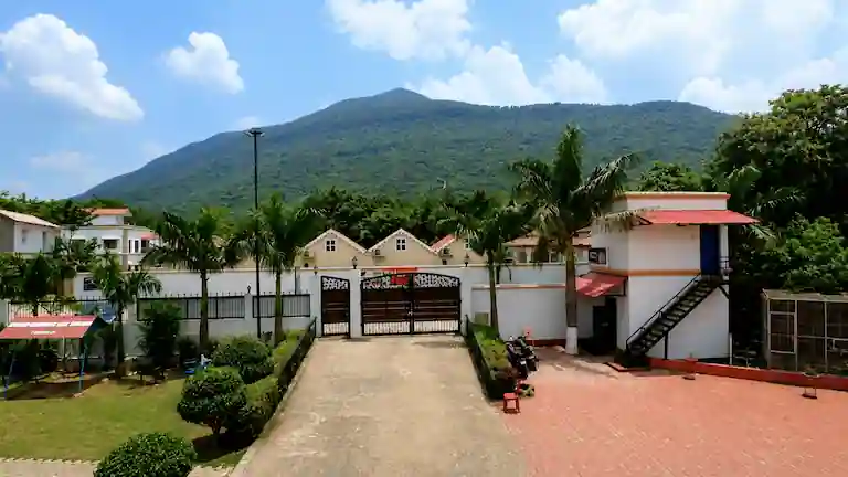 Entrance and parking area of a local resort at the base of Panchet Hill in Garh Panchkot.