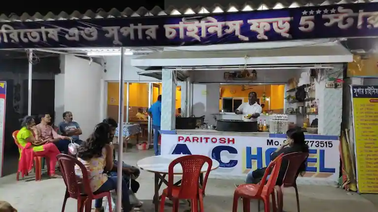 Local eateries and hotels near the Bakkhali beach roundabout offering Chinese food and seafood.