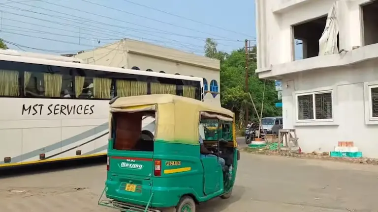 Local auto-rickshaw and bus at the start of the Chaulkhola to Mandarmani distance.