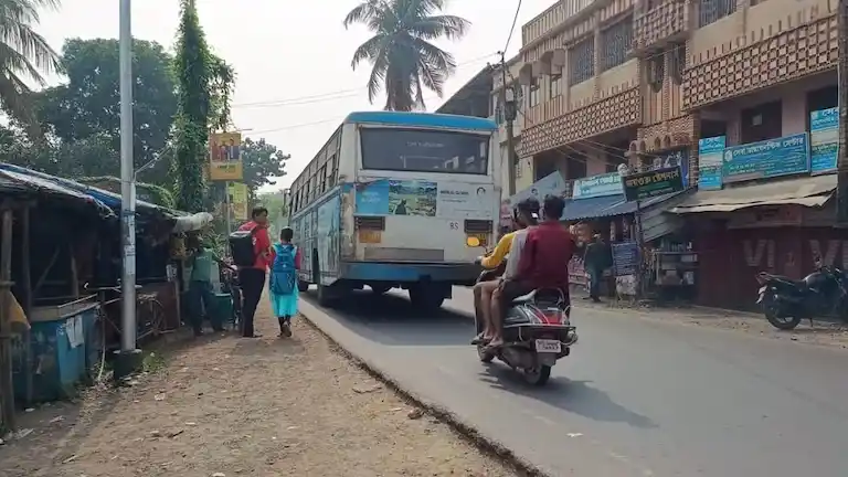Local bus on the narrow unpaved road, showing the actual Chaulkhola to Mandarmani Distance driving conditions.