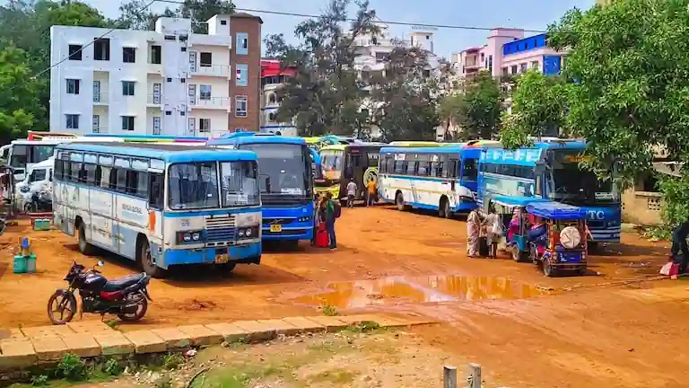 Buses and Toto e-rickshaws waiting at Chaulkhola junction transport stand