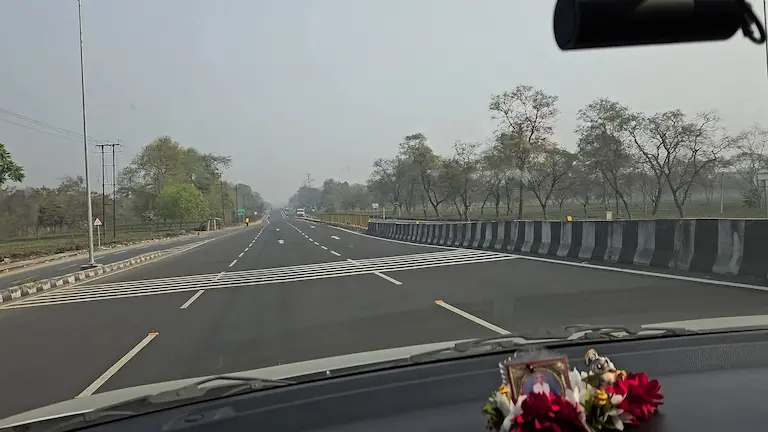 Dashboard view of the smooth 4-lane highway on the Kolkata to Darjeeling distance route.