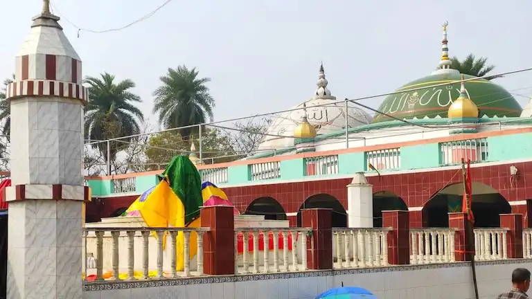 Hijli Sharif Dargah courtyard and green dome