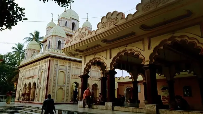 9-spired Sarbamangala Temple and Nat Mandir in Burdwan.