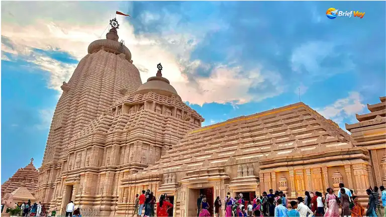 Devotees gathering at the Digha Jagannath Temple during evening darshan timings.